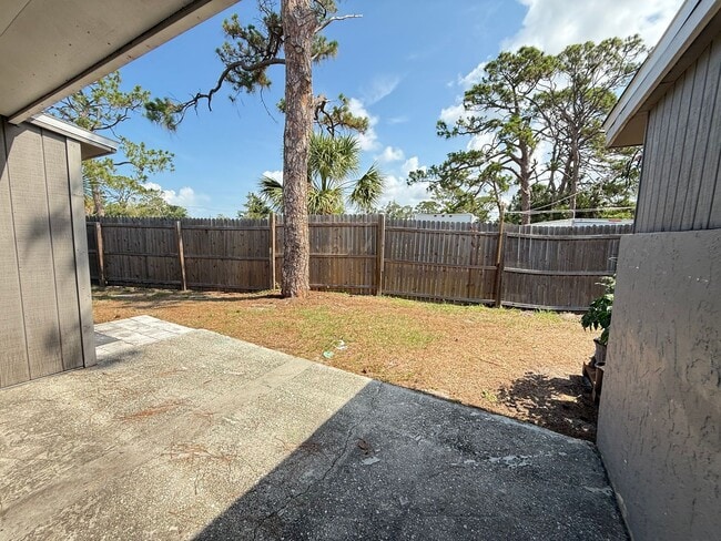 Building Photo - 2 Bedroom 1 Bath Duplex with Washer/Dryer!...