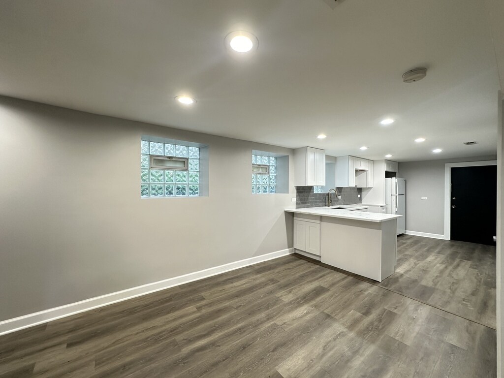 Building Photo - 2617 W Rascher Ave