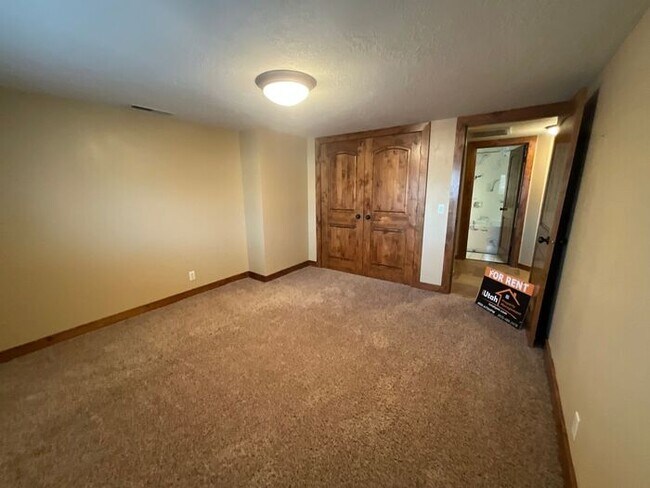 Building Photo - 3 bdrm 3 bath Home 2 car Garage 1.8 Acres Horse property. All Utilities included.