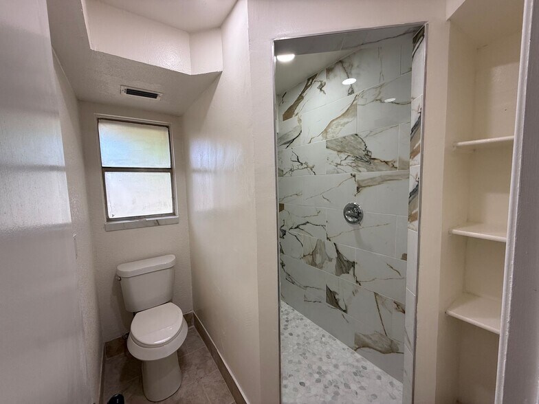 Building Photo - 3007 Sierra Dr