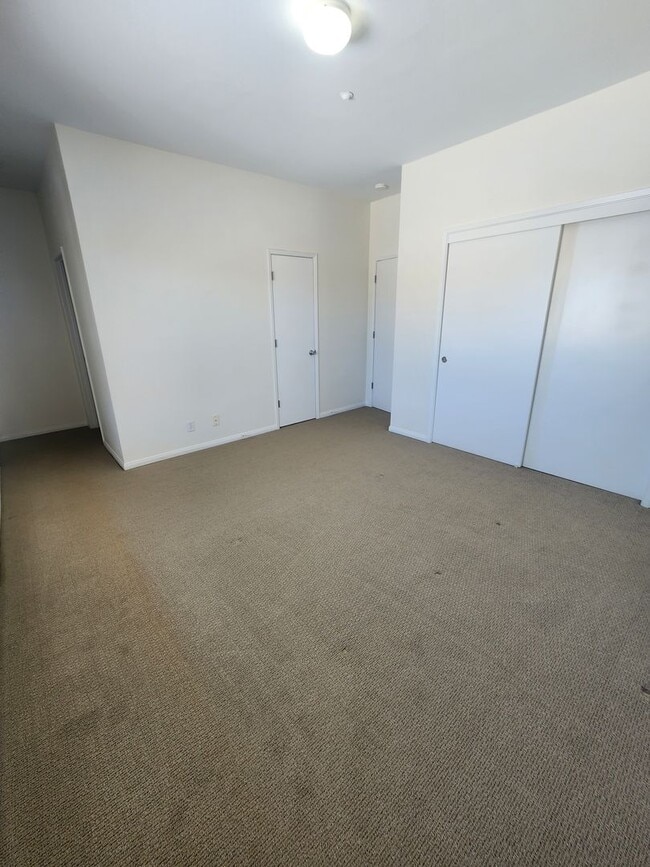 Building Photo - Comfortable One Bed, One Bath Apartment- W...