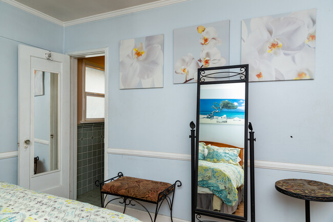 Bedroom with En-suite Bathroom - 1768 Vista Del Mar Ave