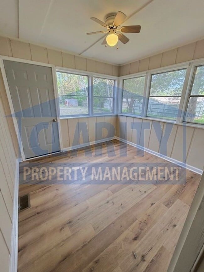 Building Photo - Two bedroom townhome with fenced in backyard!