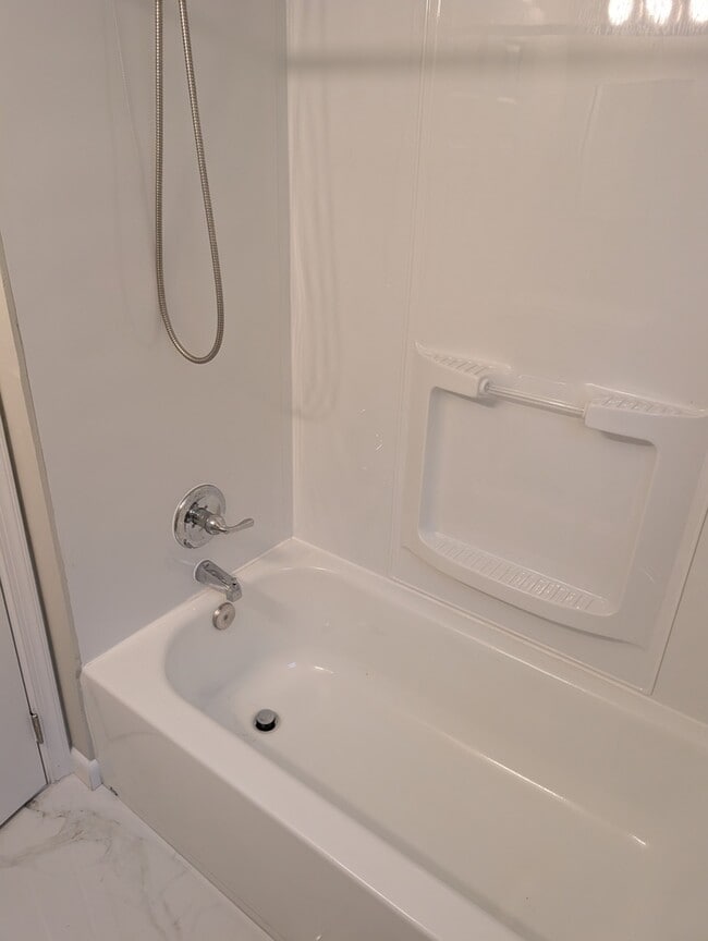 Building Photo - 3 Bedrooms 2 Bathrooms 21206