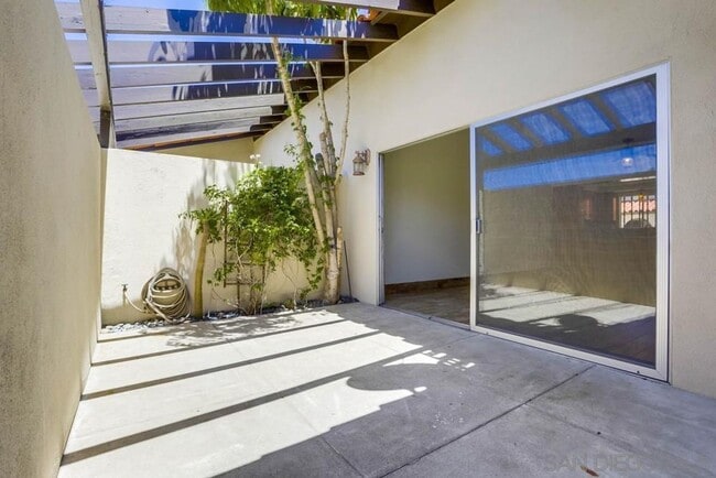 Building Photo - Beautifully Renovated 2-Bedroom Home in Tr...