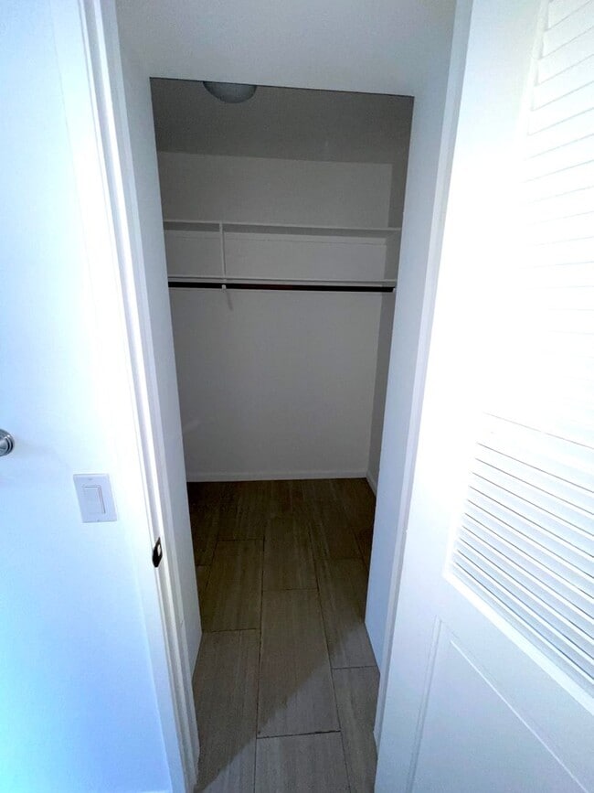 Building Photo - $2750 LARGE 2 BEDROOM CONDO NEAR 4TH ST. W/ PARKING