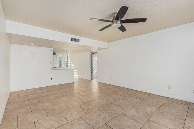 Building Photo - Great Location - 2 bed 1 bath Private Yard