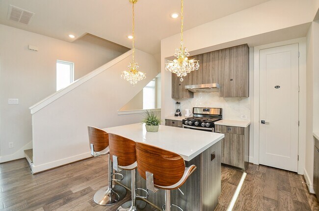 Building Photo - 5811 Fairdale Ln