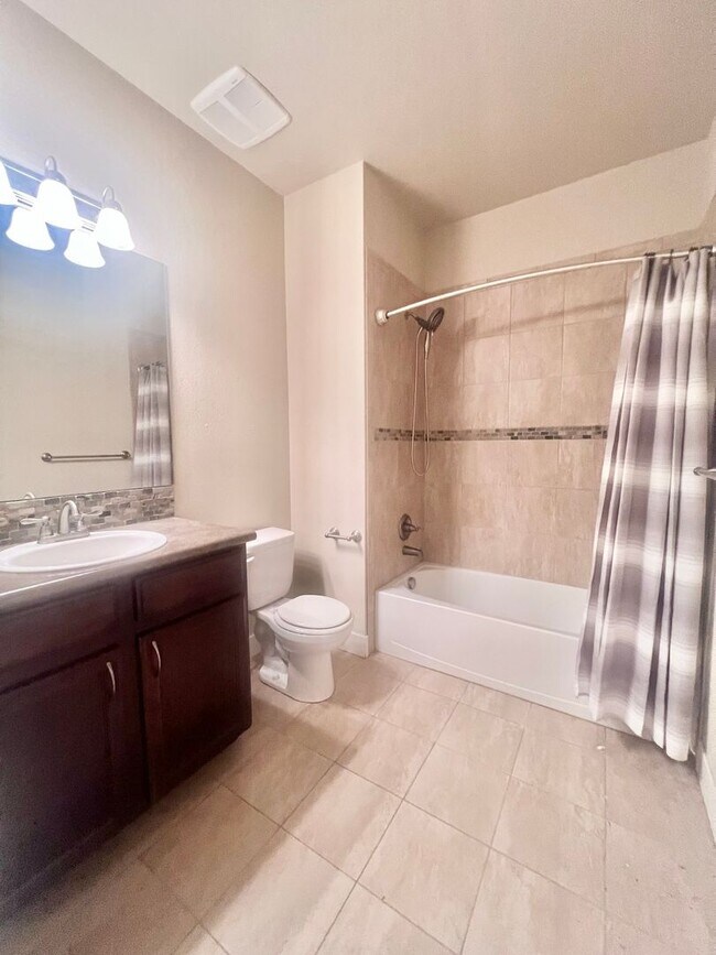 Building Photo - 3 bedroom/2.5 bath Condo with attached 2 car garage In Fossil Lake Subdivision in Fort Collins, CO