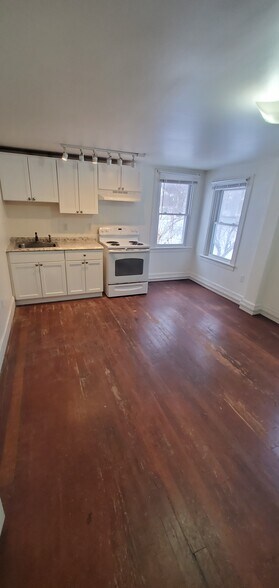 Primary Photo - 18 Main St