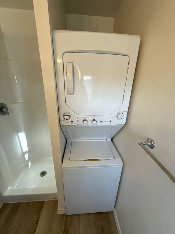 Building Photo - 3357 Portland Rd NE