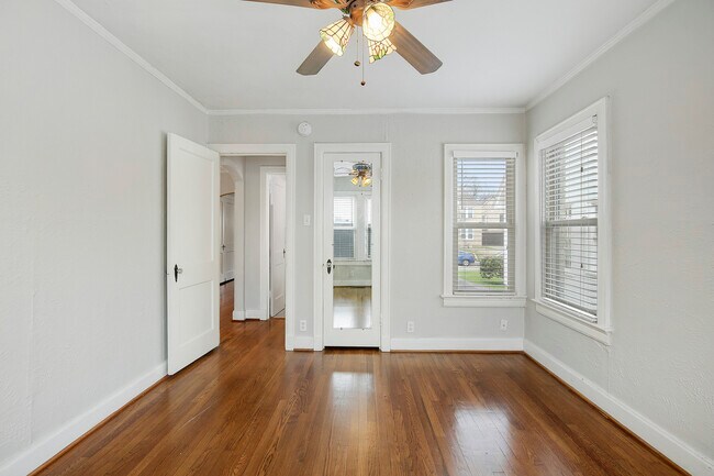 Building Photo - 5924 La Vista Dr
