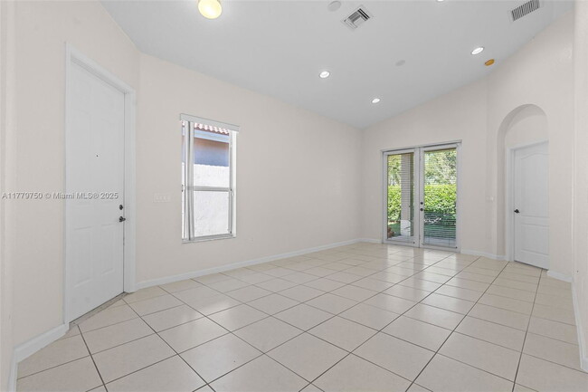 Building Photo - 1270 NE 39th Ave