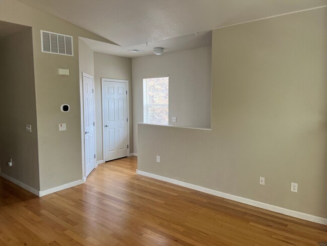 Building Photo - Fantastic 2 bedroom Condo Avail NOW