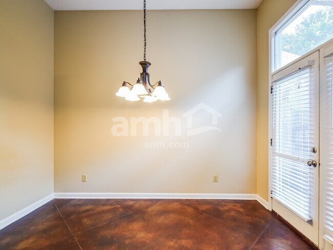 Building Photo - 2406 Lake Garden Dr