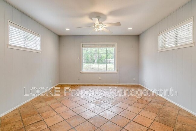 Building Photo - 3528 Rogers Ave