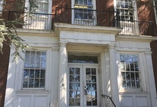 Building Photo - Lyndhall