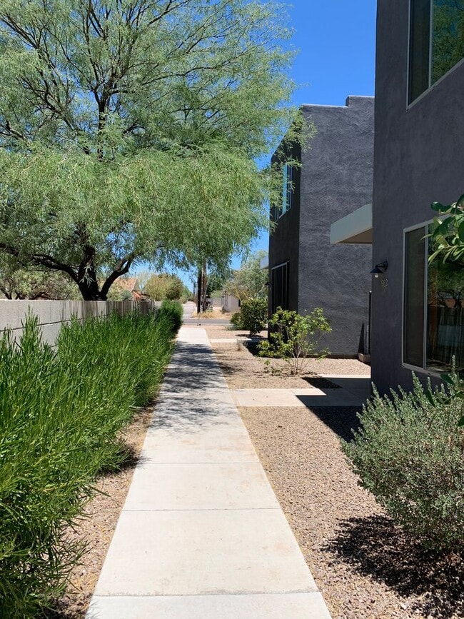 Building Photo - 975 E Park Modern Dr