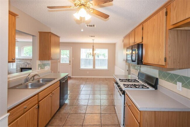 Building Photo - 1812 Hollow Tree Blvd