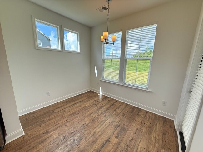 Building Photo - 3 Bedroom 2.5 Bath House in Hawthorne Land...