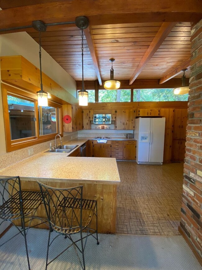 Building Photo - ALL UTILITIES INCLUDED! ~ 3 Bedroom 1 Bath