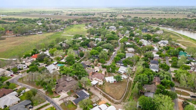 Building Photo - 156 Trelawney St