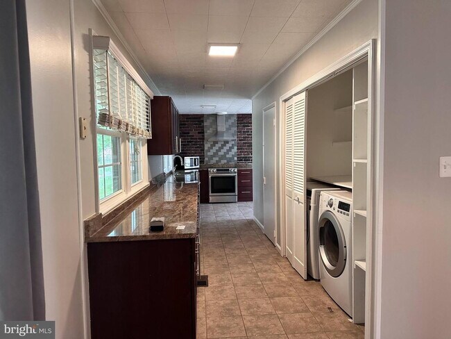 Building Photo - Charming Cul-de-Sac Home in a Prime Location