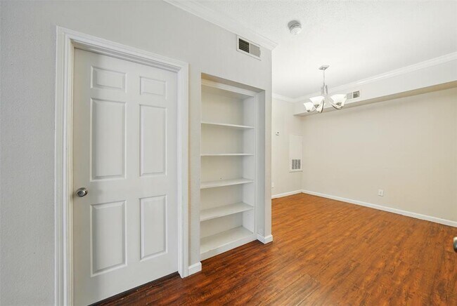 Building Photo - 2255 Braeswood Park Dr