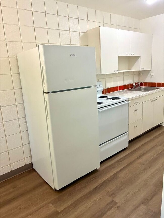 Building Photo - MOVE IN SPECIAL! FIRST 2 WEEKS FREE!!! 1 B...