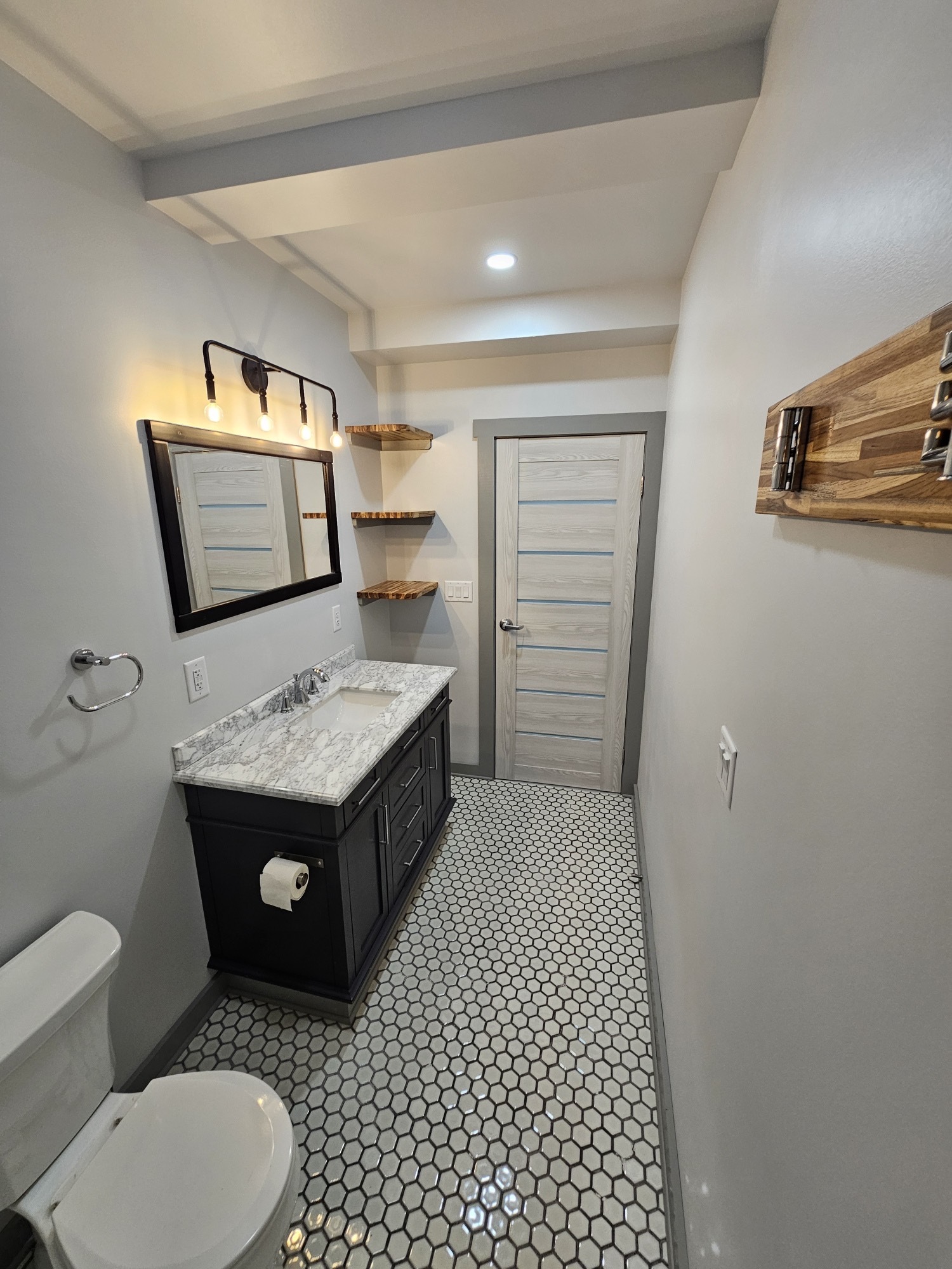 Bathroom, teak shelving, lighting options - 3134 Hermina St