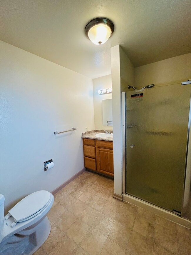 Building Photo - 3 Bedroom Home located in the heart of town! Close to everything!