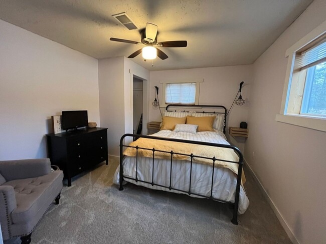 Building Photo - Beautiful 3 Bedroom / 2 Bath on 7 Acres!