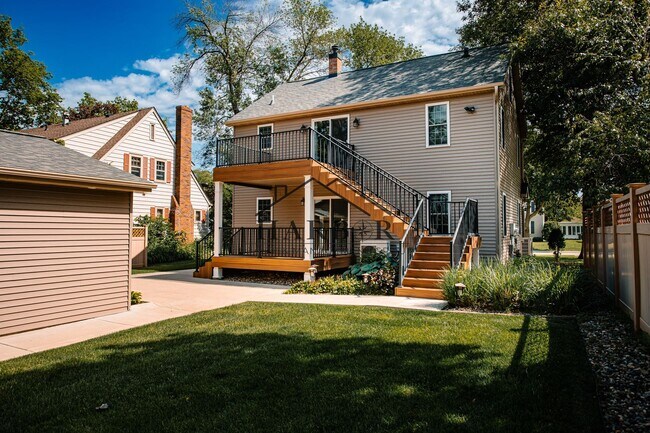 Building Photo - 608 6th Ave SW