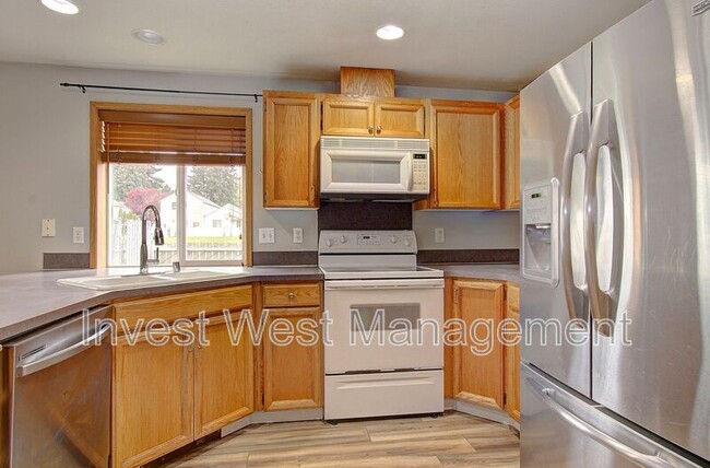 Building Photo - 3020 NE 116th Ave