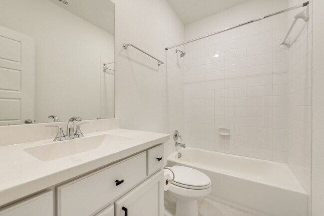 Building Photo - Beautiful 5 bedroom 3 full bath home in the heart of Heartland!