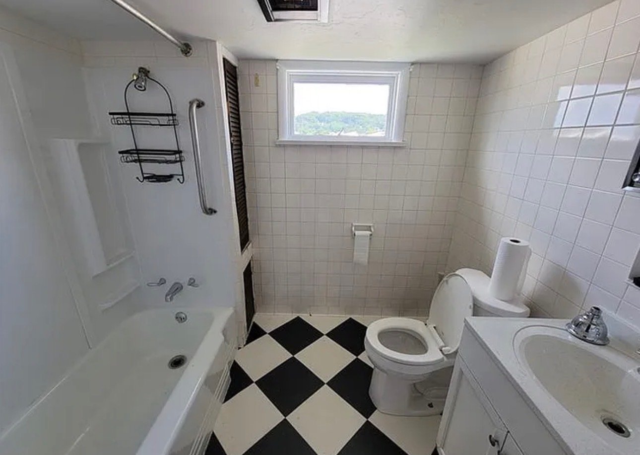 Building Photo - 404 W Cunningham St