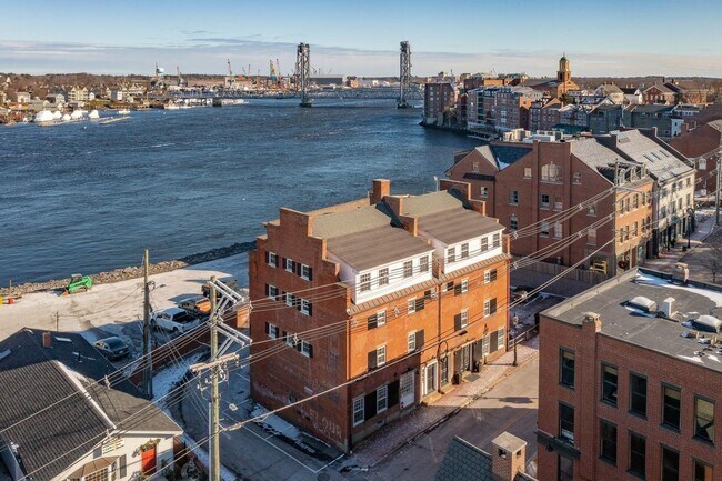 Building Photo - 205 Market St