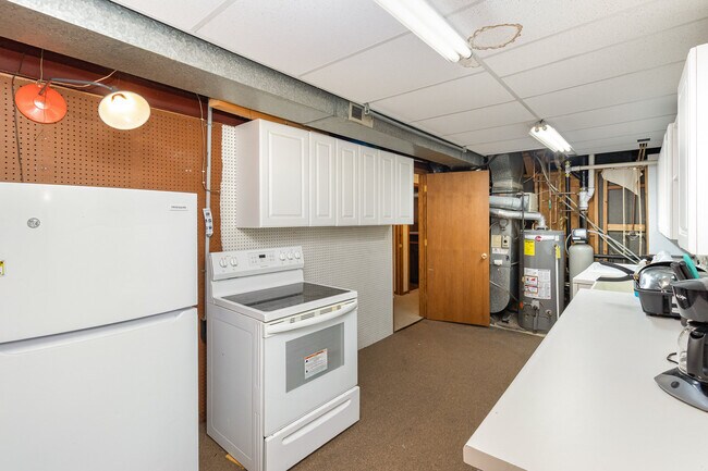 Lower floor kitchen/laundry - 3937 Pumice Ct