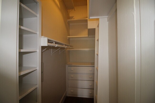 Building Photo - 396 Beacon St