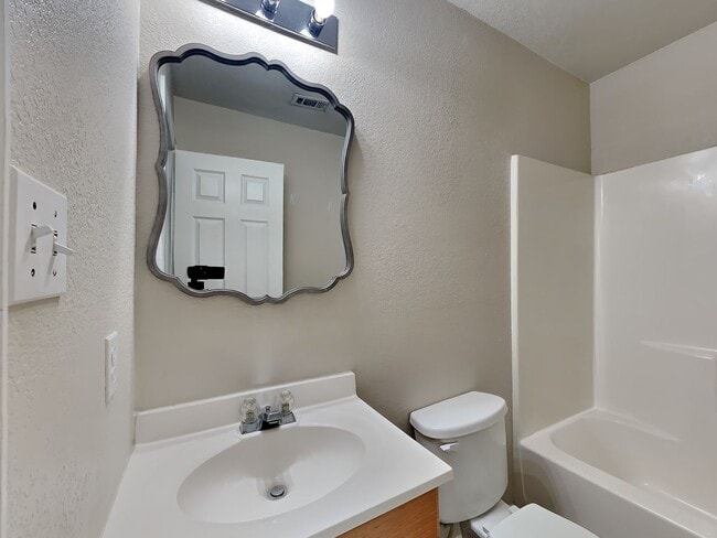 Building Photo - ONE MONTH FREE RENT! CALL NOW!