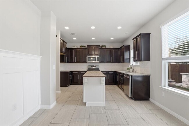 Building Photo - 113 Bastian Ln