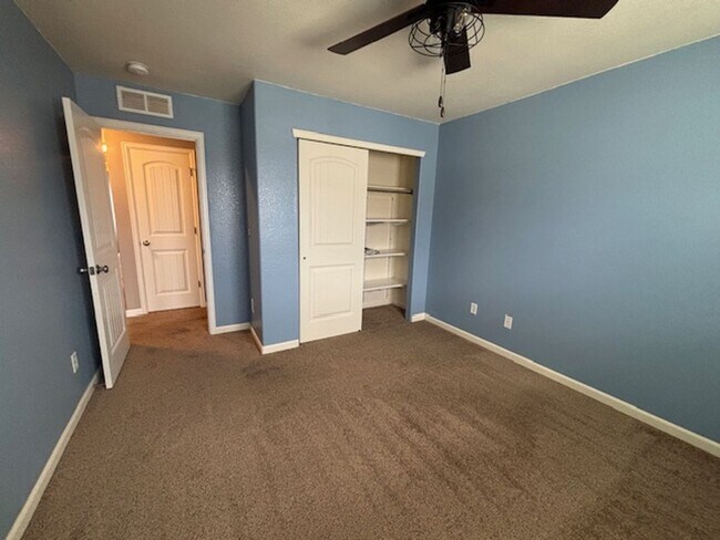 Building Photo - 4 Bedroom 3.5 Bath Townhome in Saddle Ridge!!!