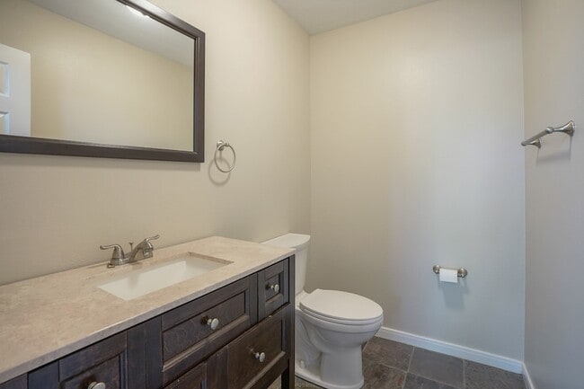 Building Photo - 2108 Lakeway Dr