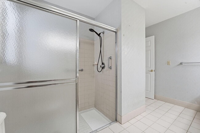 Building Photo - 9284 Laurel Green Dr