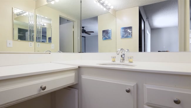 Building Photo - La Jolla 3BR/2.5BA Townhouse @ Eastbluff N...