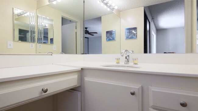 Building Photo - La Jolla 3BR/2.5BA Townhouse @ Eastbluff N...