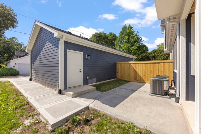 Building Photo - 715 N Brainard St