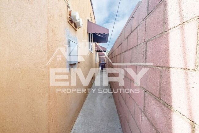 Building Photo - 2 Bed 1 Bath Unit for Rent in East Los Angeles Parking Available