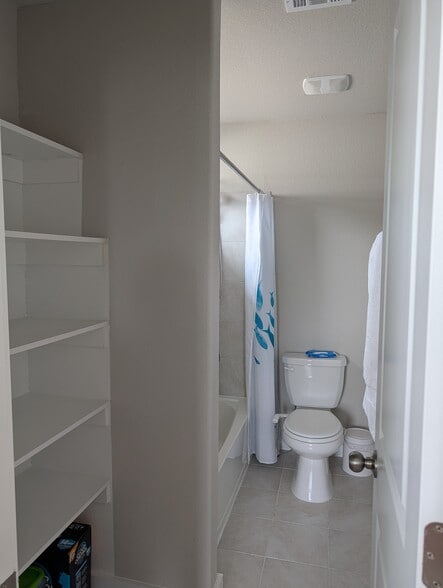 Building Photo - 2316 Calvert Dr