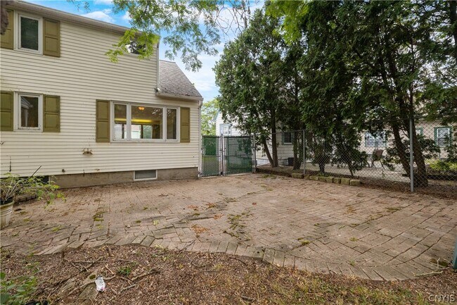 Building Photo - 444 Buckingham Ave